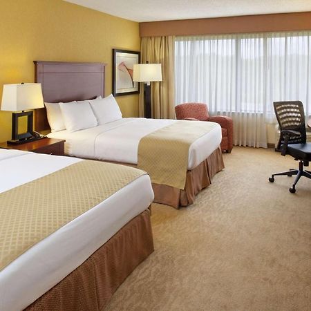 Doubletree By Hilton Fayetteville Bagian luar foto