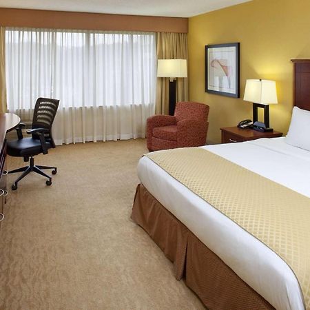 Doubletree By Hilton Fayetteville Bagian luar foto