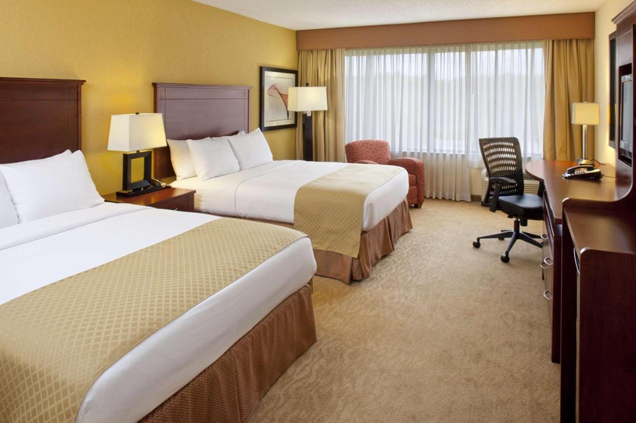 Doubletree By Hilton Fayetteville Bagian luar foto