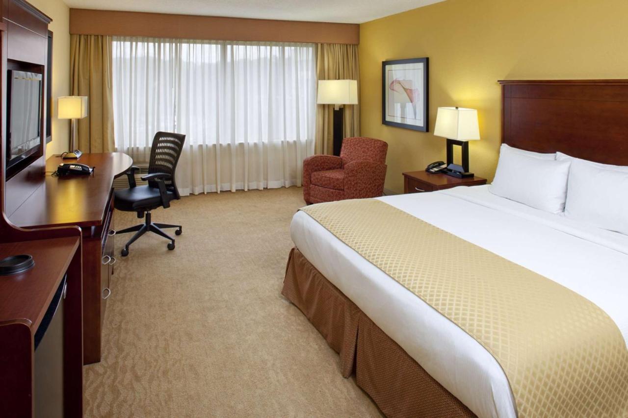 Doubletree By Hilton Fayetteville Bagian luar foto