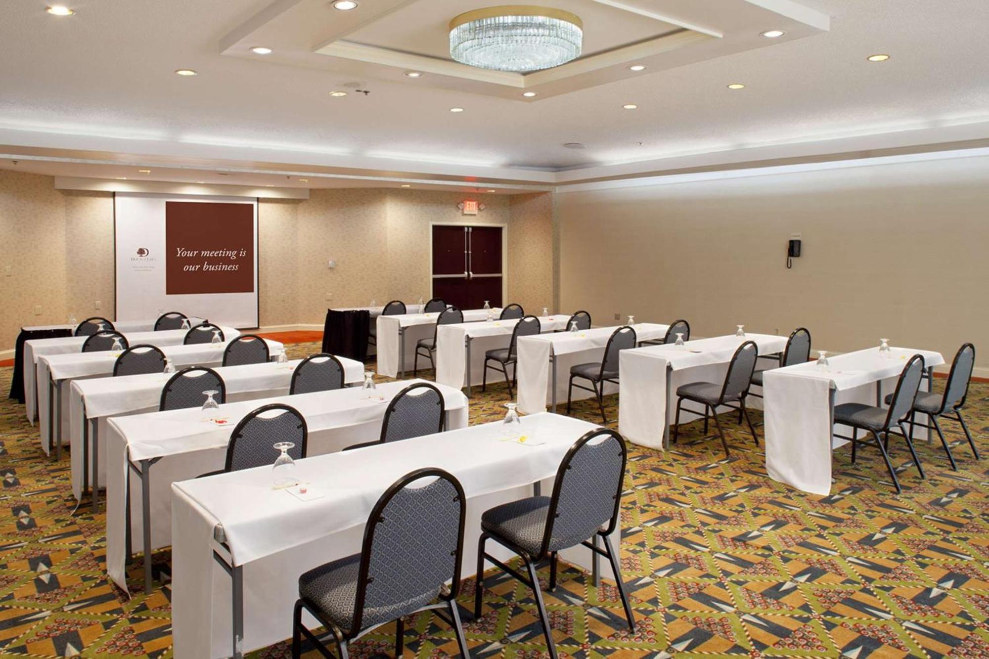 Doubletree By Hilton Fayetteville Bagian luar foto