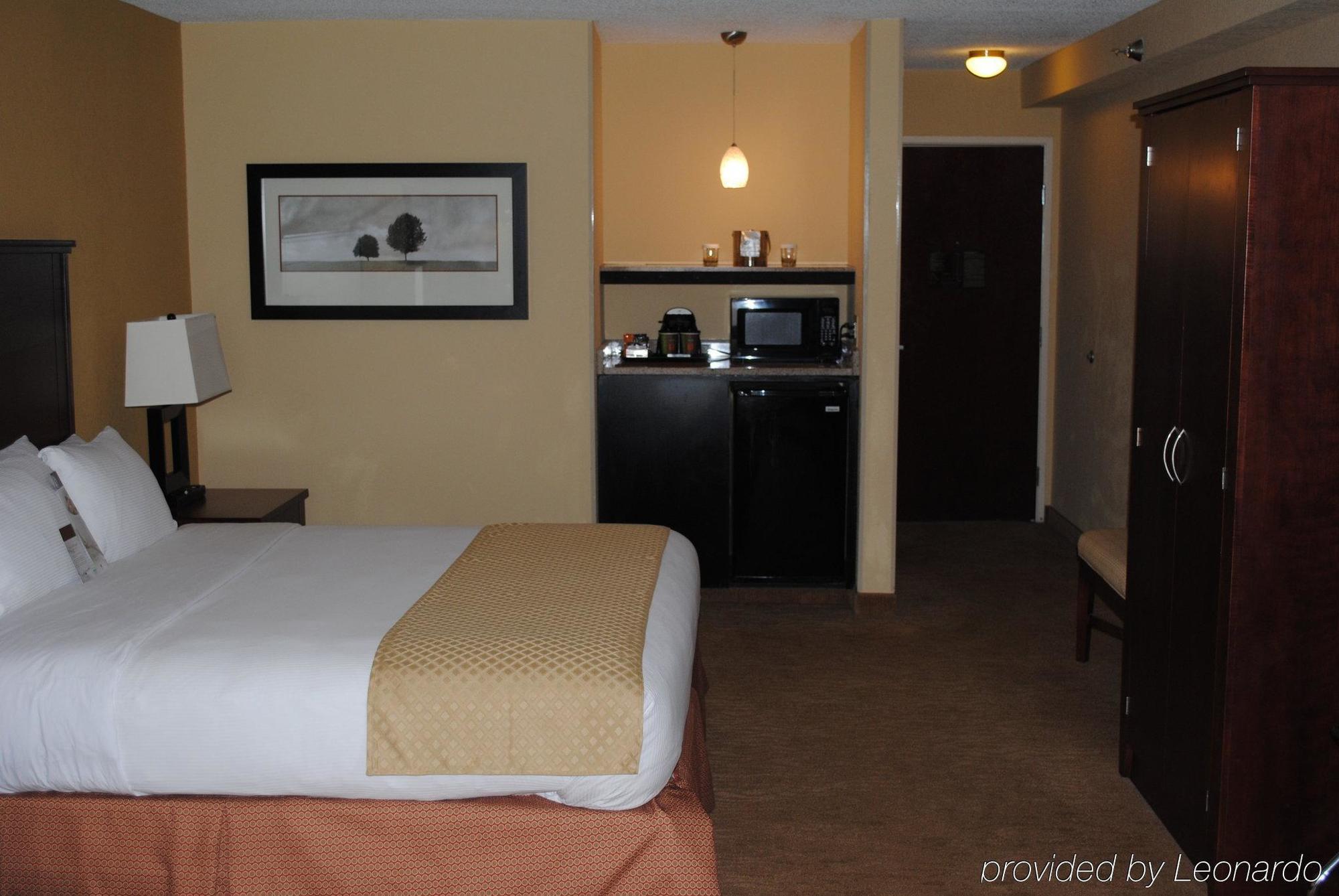 Doubletree By Hilton Fayetteville Bagian luar foto