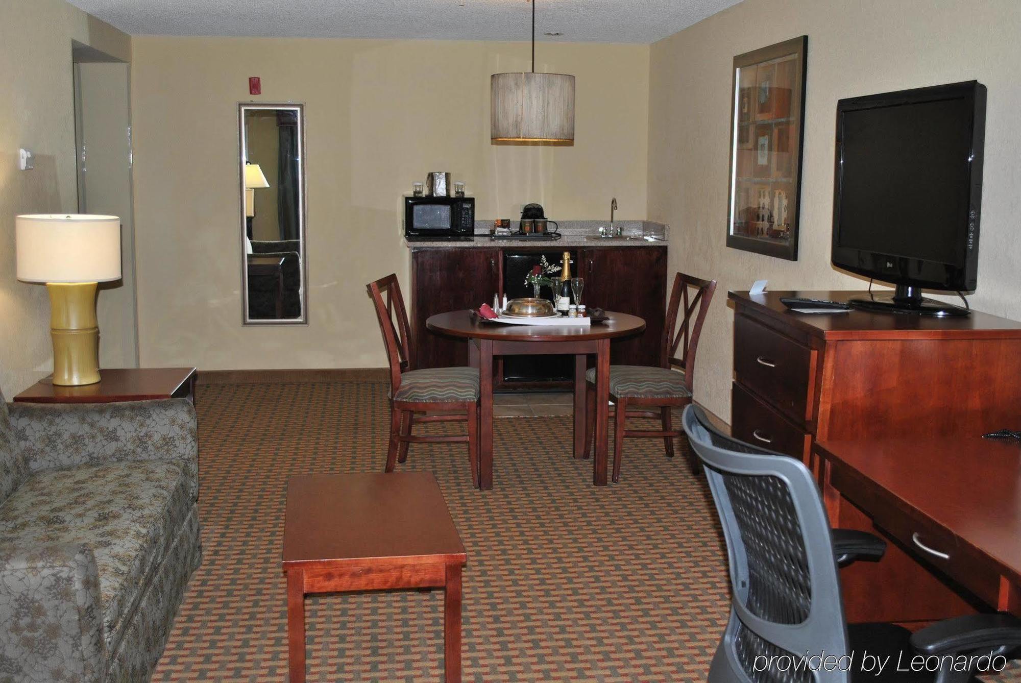 Doubletree By Hilton Fayetteville Bagian luar foto
