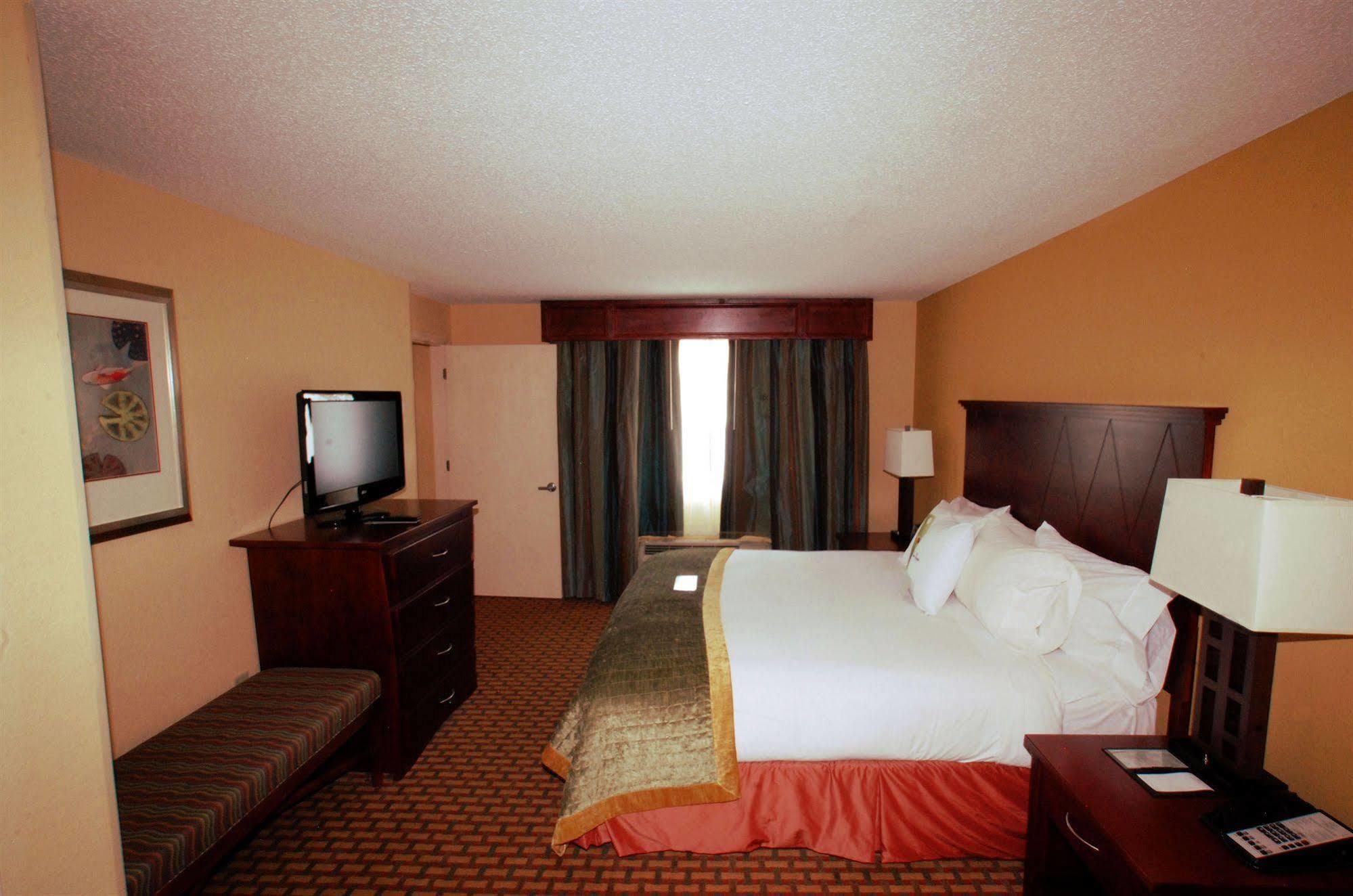 Doubletree By Hilton Fayetteville Bagian luar foto