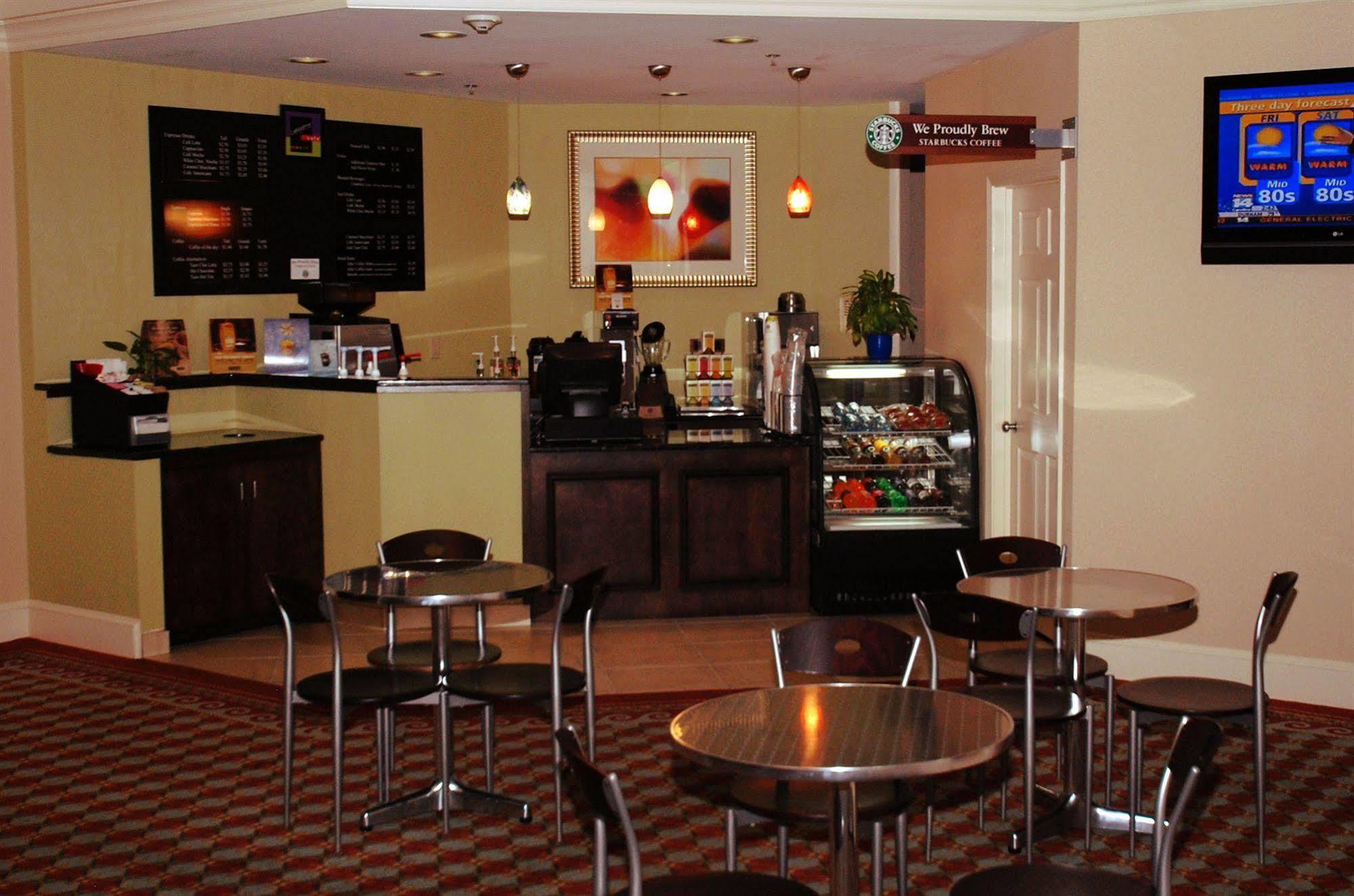 Doubletree By Hilton Fayetteville Bagian luar foto